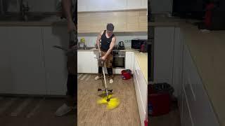 how men clean the kitchen #clean #men #pulirecasa #lifehacks #lifetrick #motor #wood #cleaning #diy