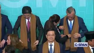 APEC峰会领导人合影，习近平早早来到会场，站于核心位置，合影前各国领导人私下聊天攀谈，拜登迟到最后一刻闪入站在靠边位置｜新闻特写20241117