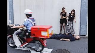 日本街頭驚見  迷男求制服妹踩他頭!