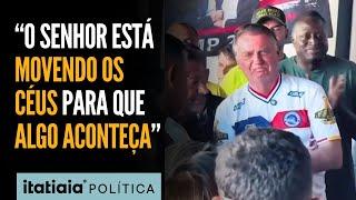 JAIR BOLSONARO SE REÚNE COM GRANDE NÚMERO DE APOIADORES EM SUA CASA, EM ANGRA DOS REIS