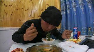 冬季骑行藏北高原，第二年独自过春节，餐馆吃个年夜饭【追梦人张大飞】