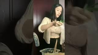 身材好奶子大又軟的阿姨在廚房（寶寶看社區帖子搜索關注熟女小丸子推特號）