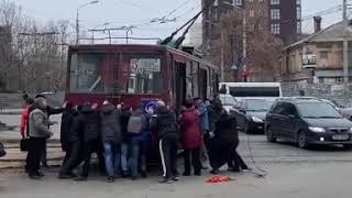 В Днепре толкали 5 троллейбус