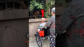 He passes through the same house just to meet this dog ️