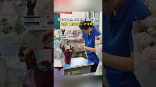 高考后，毕业学生将家长送的花留给了老师，学生们展翅高飞，只有老师原路返回。 #毕业季 #校园生活 #离别