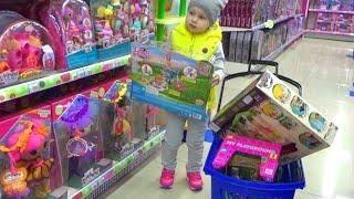 Алиса купила много игрушек Детский шоппинг Alice bought a lot of toys for Children shopping