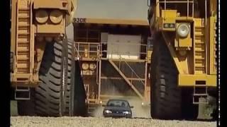 Самый большой САМОСВАЛ Komatsu 930E гонится за легковушкой