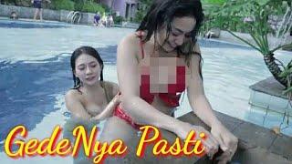 Ngintip cewek cantik mandi di kolam