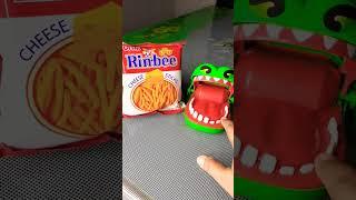 Crocodile Wants to bites Rimbee #shortvideo #satisfying #yummy #Cheese#sticks #trending