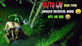 Prank BUTO IJO bikin panik || suka gangguin brondong mandi|| auto lari bu9il paling lucu terngakak