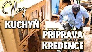 PŘÍPRAVA KUCHYNĚ, KREDENC NA SCÉNĚ, NÁŠ PRACOVNÍ DEN