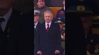 Красной парадный расчет Вооруженных сил Узбекистана, его возглавляет полковник Зафаржон Холикчаев