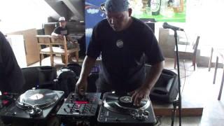 Showcasing of Reloop RP-6000 turntables and IQ2+ mixer