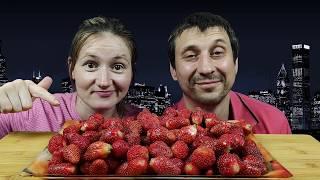 МУКБАНГ КЛУБНИКА СО СЛИВКАМИ | MUKBANG STRAWBERRY WITH CREAM #strawberry #mukbang #asmrrussia #cream