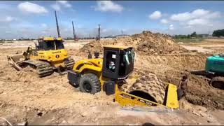 Roller stuck in mud recovery help SHANTUI Bulldozer