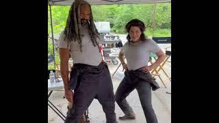 [ Behind the scenes TWD 11x07 Promises Broken ] Paola Lázaro and Khary Payton: Dance session