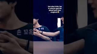 Vkook cute momentSee what tricks Tae is using to get the phone back from Jungkook#taekook #vkook