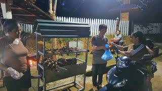 The KONG & NHAT families took advantage of their remaining days to sell grilled birds all night long