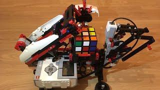 Lego robot and Rubic's cube. Робот, собирающий кубик Рубика