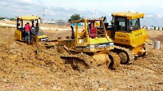 amazing komatsu bulldozer stuck deep in mud recovery with bulldozer shantui