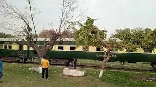 TEZGAM & Awam Express at Gujranwala Cantt | Looping Cross | Pakistan Railways