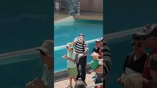 wow very clueless  Tom mime SeaWorld #seaworldmime #comedyvideos #funny #seaworld #funnyshorts