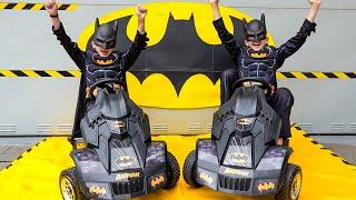 Vlad et Niki font semblant d'être Batman et jouent avec les jouets Batman