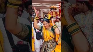 श्रीमननारायण कीर्तन पर नाच  उठे अनिरुद्धाचार्य जी और उनकी पत्नी #dance #dhol #anirudh #short