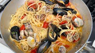 LINGUINE AI FRUTTI DI MARE FRESCHI. Italian food official 2023 