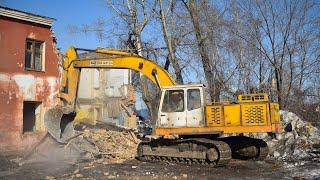 Экскаватор ЭО-4225А "Ковровец". Работа по сносу дома. / Demolition of the house by an excavator.