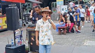 INCRÍVEL A VOZ DESSE GAROTO CANTANDO  BOATE AZUL NA AV PAULISTA VEJA O QUE ACONTECEU