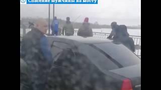 Архангельск: спасение мужчины на мосту