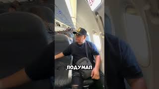 Он застрял в кресле самолёта — и то, что случилось дальше, никто не ожидал #shorts