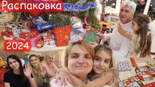 VLOG Тайный Санта. Распаковка 50 подарков из-под ёлки 2024