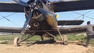 Запуск самолета Ан-2 при помощи сапога.