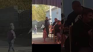 Little girl playing a keyboard/ Qizcha sintezator chalmoqda