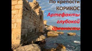 По руинам крепости Корикос (Korikos) в Турции. Древние артефакты, мираж на море.