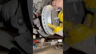 Not as simple as it seems! How to replace the brake discs on a Ford Custom?