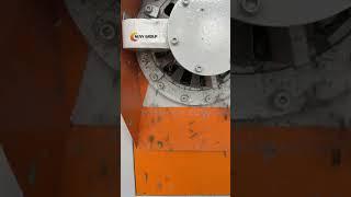 Screw Feeding Shredder Shreds Old Clothes Automatically