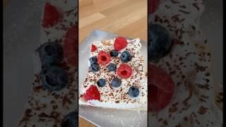 Быстрый десерт из слоеного теста со сметанным кремом. #рецепт #десерт #крем #вкусно #простойрецепт