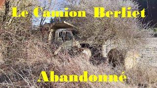 Le camion Berliet abandonné qui se meurt près de son usine .