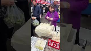 Set up a street stall in the morning to sell tofu and make money