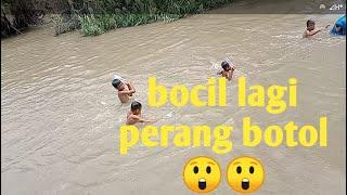 Keseruan bocil mandi di sungai sambil perang botol plastik