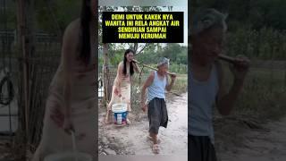Cewek Cantik ini Angkat Air Sendirian Agar Kakek Nya Tidak kecapean