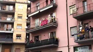 Coronavirus, festa sul balcone per i 100 anni: il compleanno durante l'emergenza