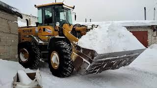 Уборка снега погрузчик SDLG. Snow removal loader SDLG