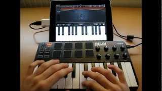 Akai MPK Mini Live Performance - iPad GarageBand