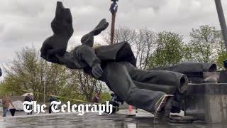 Kyiv pulls down Soviet-era monument symbolising Russian-Ukrainian friendship