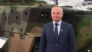 Marcin Bieńkowski z Huty Stalowa Wola prezentuje Bojowy Pływający Wóz Piechoty Borsuk - MSPO 2023