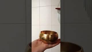 Поющая чаша для медитации, самая маленькая в моей коллекции #soundhealing #співаючічаші #singingbowl